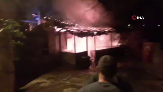 Yeni yılda evlerinden oldular... Çıkan yangında iki katlı evleri küle döndü