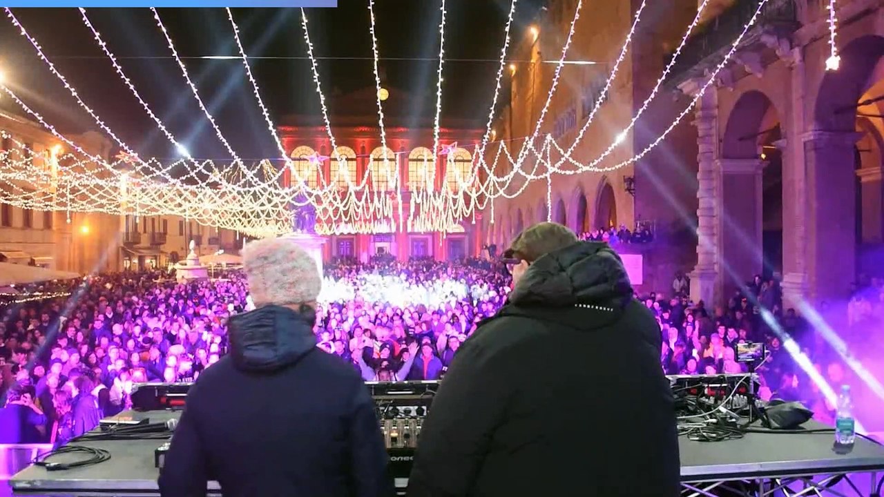 Rimini, lo spettacolo del Capodanno 2023 in Riv...