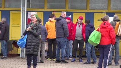 Yeni yılı, Oranke Gölü'nün soğuk suyuna girerek karşıladılar