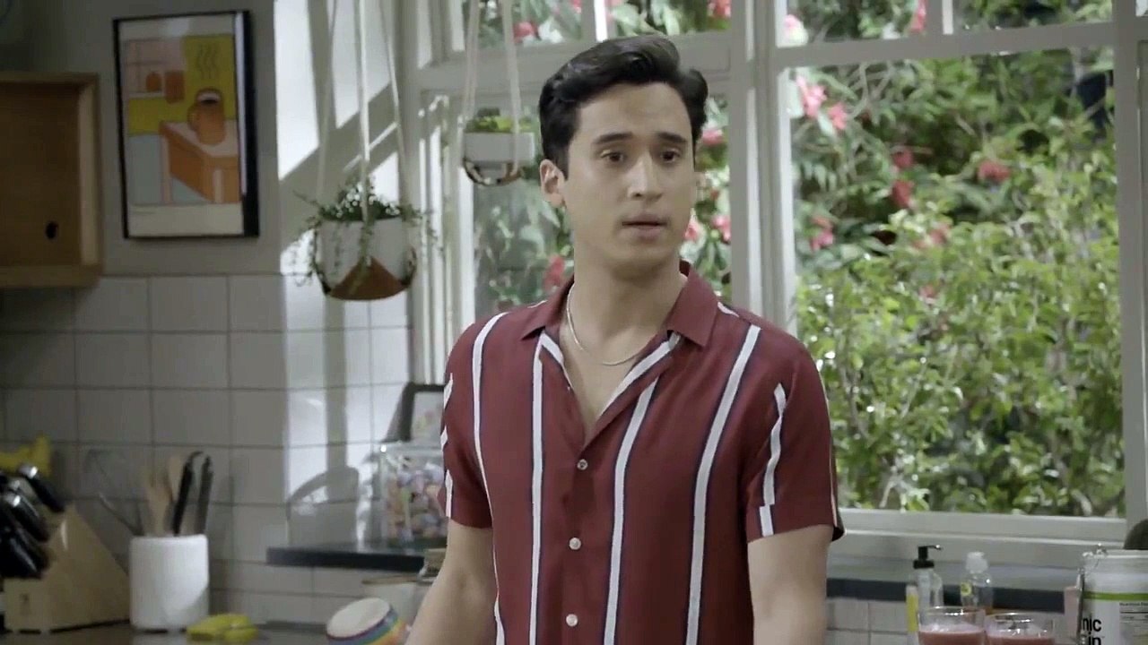 Pretty Smart - Se1 - Ep03 - Did you hear! Chelsea ran into Margot! HD Watch