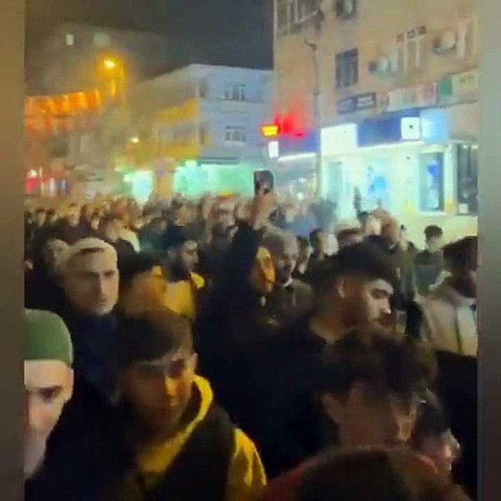 İsmailağa Cemaati üyeleri yılbaşı gecesi kutlamalarına karşı yürüyüş yaptı