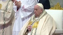 El papa Francisco reza por Benedicto XVI en la misa de Año Nuevo