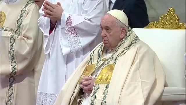 El papa Francisco reza por Benedicto XVI en la misa de Año Nuevo