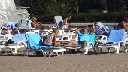 ANTALYA'DA TURİSTLER YILIN İLK GÜNÜNDE DENİZE GİRDİ