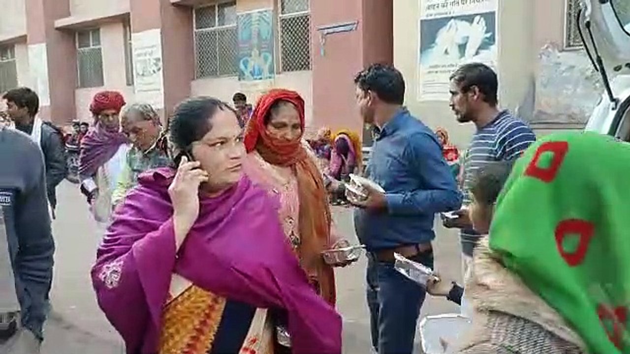 नववर्ष पर जरूरतमंदों को खिलाया भोजन