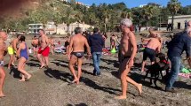 La spiaggia di Milazzo presa d'assalto dai bagnanti nel primo giorno del 2023