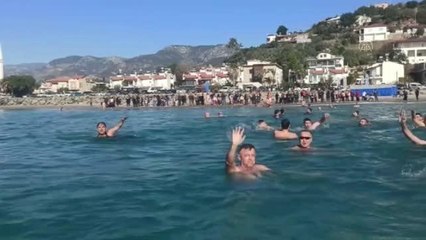 Bozyazı'da vatandaşlar yeni yılın ilk gününde denize girdi