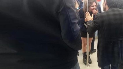 Metroda tutunma direklerine kafası sıkışan kadını itfaiye kurtardı