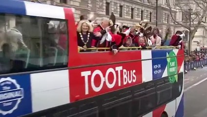 London mayors wave to crowds from open-top bus during New Year's Day parade