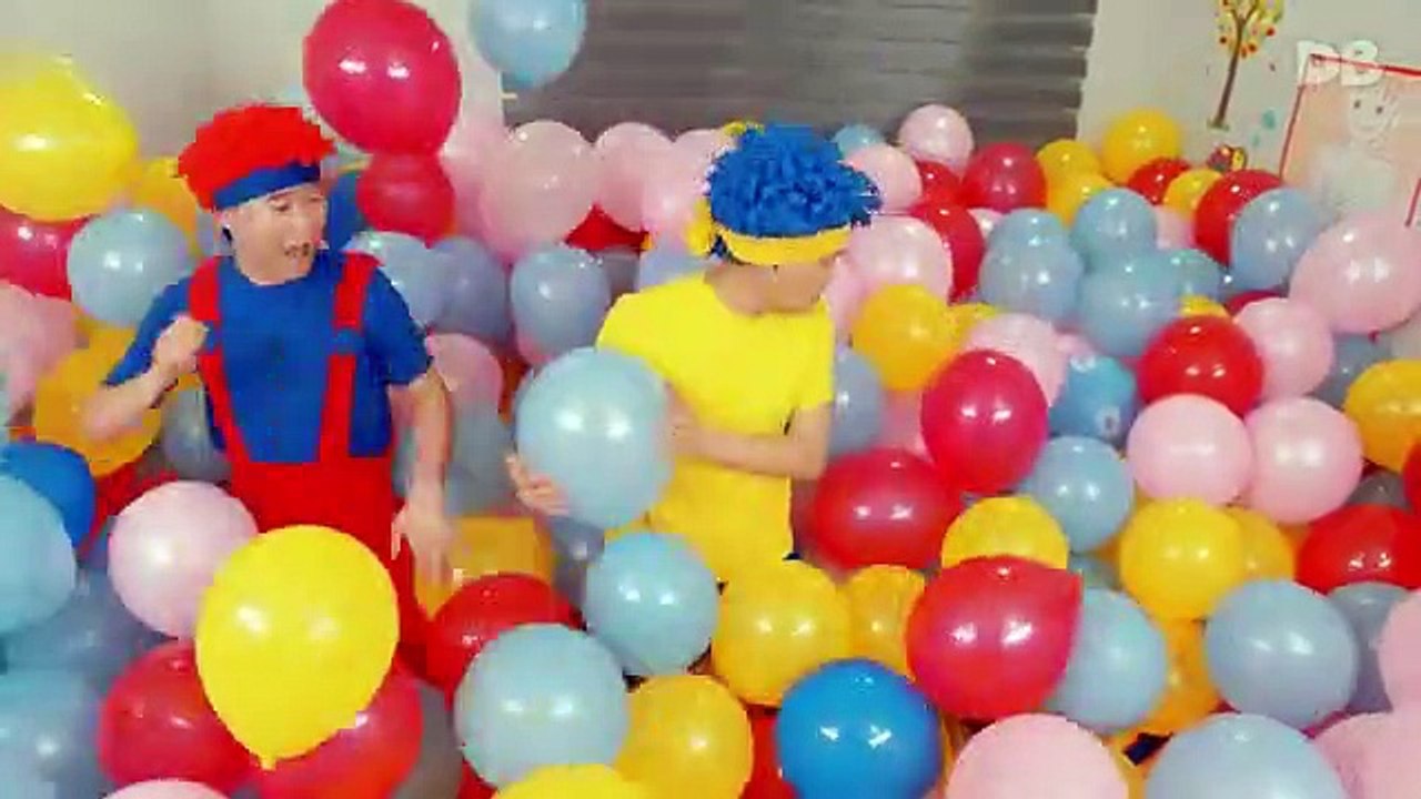 Playing_and_Learning_with_Balloons_|_D_Billions_VLOG_English(360p)