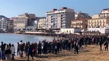 Crotone festeggia Capodanno: 180 persone si tuffano in acqua