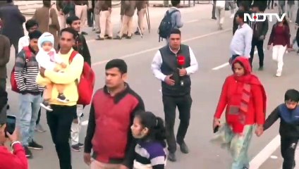 Huge Crowds At India Gate On New Year, Cops Block Roads