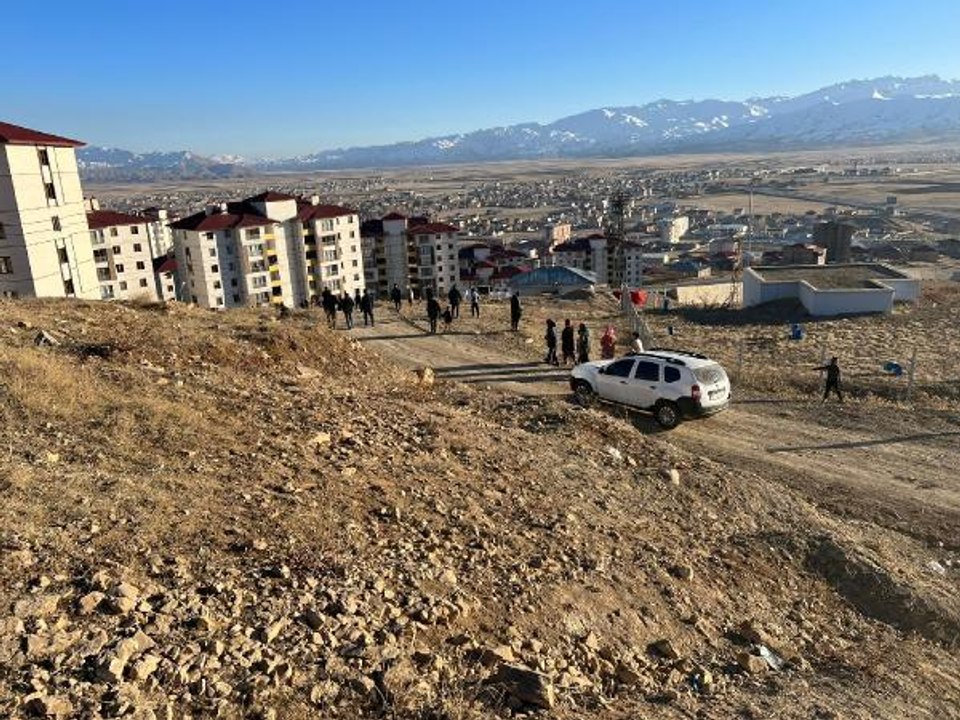 Çarşı ve mahalle bekçisi, arazide ölü bulundu