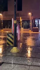 جدة تشهد بداية الهطول.. تحذيرات وتعليق دراسة وهذه نصائح "الأمانة"