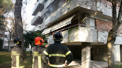 Incendio a Rimini: poliziotti eroi salvano una donna