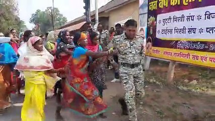 कोंडागांव : गिरफ्तार युवक की रिहाई की मांग, नाराज ग्रामीणों ने एनएच पर एसआई को दौड़ाया