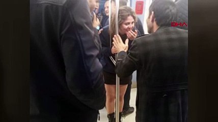 Kadının kafası metroda tutunma direklerine sıkıştı