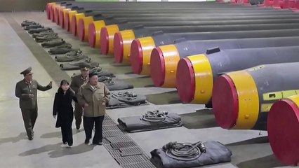北, 미사일 조립공장 공개...김정은, 딸 주애와 또 공개 행보 / YTN