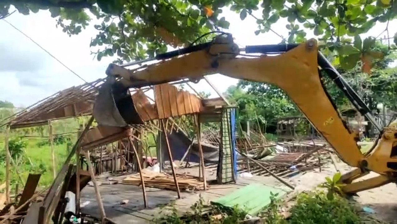 Berada di Jalur Hijau, Bangunan Liar dan Warung Jablai Dibongkar Tanpa Ganti Rugi 