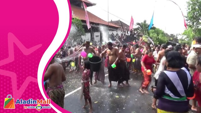 Tradisi Perang Air Warga Desa Suwat Bali Sambut Tahun Baru 2023