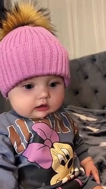 “Rụng tim” với em bé xinh như búp bê, nhìn qua chị gái chẳng kém cạnh