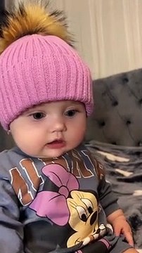 “Rụng tim” với em bé xinh như búp bê, nhìn qua chị gái chẳng kém cạnh