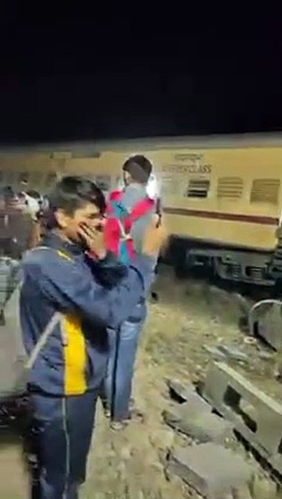 #BREAKING: बांद्रा टर्मिनस जोधपुर सूर्यनगरी एक्सप्रेस आज सुबह 3.27 बजे पाली के राजकीयवास के पास 8 डिब्बे पटरी से उतरे....