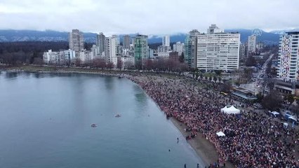 Yılın ilk gününde buz gibi soğuk suya atladılar