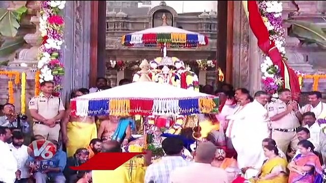 Indra Karan Reddy, Jagadeeswar Reddy Visits Yadadri Temple On Occasion Of Vaikunta Ekadasi | V6 News