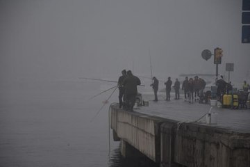İSTANBUL'DA İLK İŞ GÜNÜNDE SİS ETKİSİNİ SÜRDÜRÜYOR