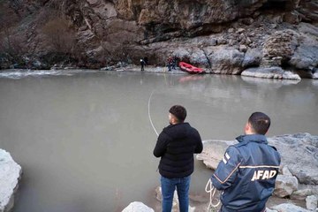 Hakkari'de rafting botuyla köpek kurtarma operasyonu