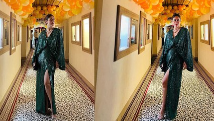 New Year 2023: Kareena Kapoor Green Shimmery Thigh High Gown में लगी Glamourous । *Entertainment