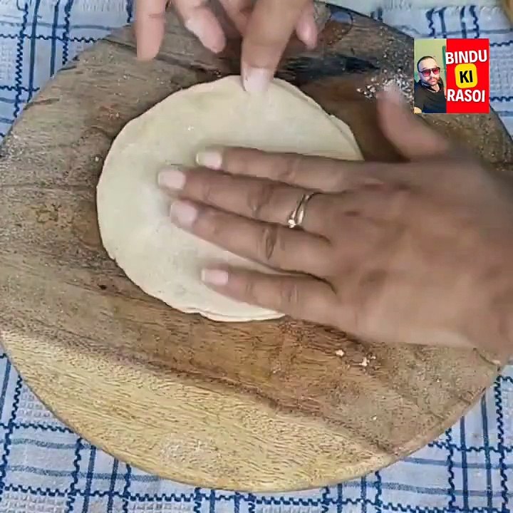 Vishakha's, Kitchen, samosa, samosa chat, halwai style samosa, punjabi samosa, chicken samosa, kachori, aloo chat, samosa bananki vidhi, how to make samosa, samosa recipe in hindi, vishkahas, vada pav, samsoa sheet, mutton samosa, chote bhature, bhature,