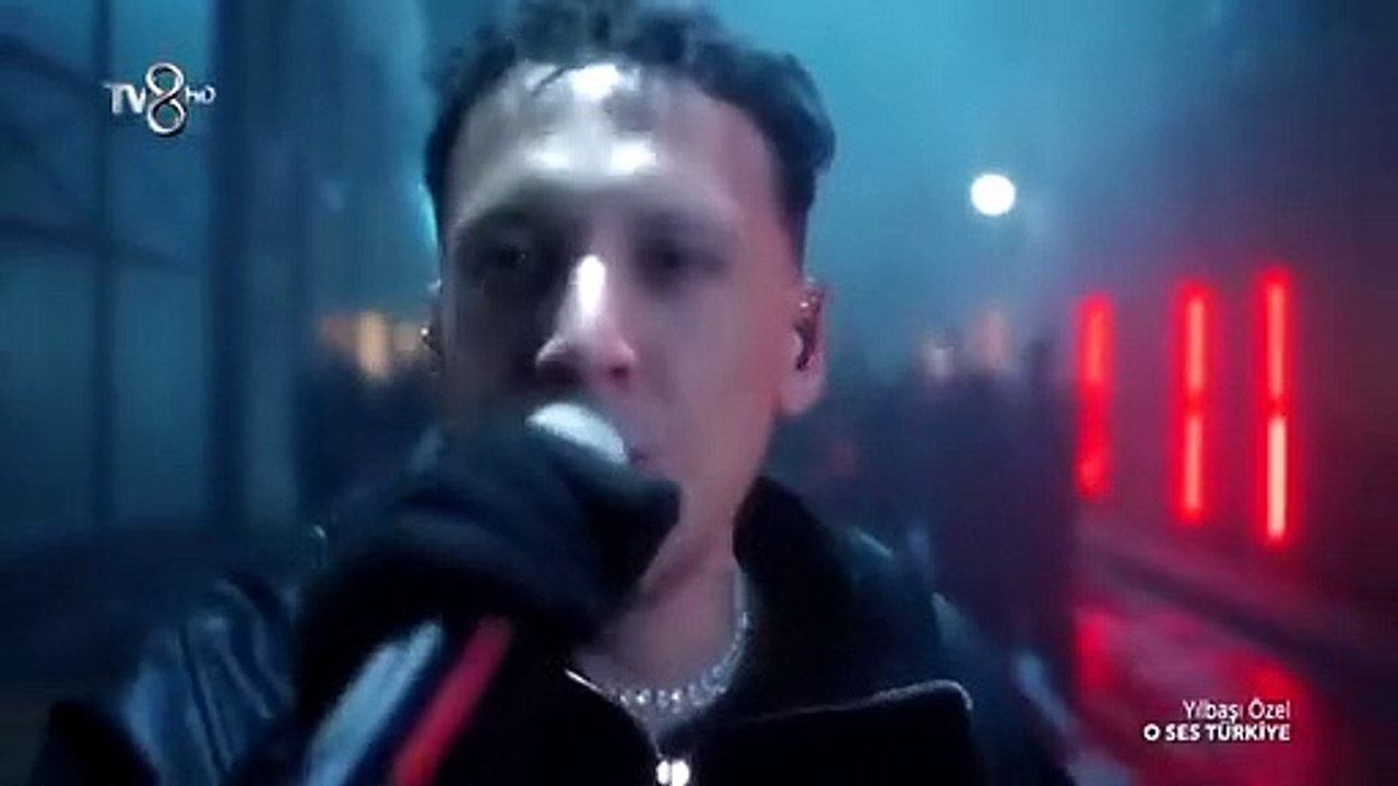 Edis sahneye havadan indi