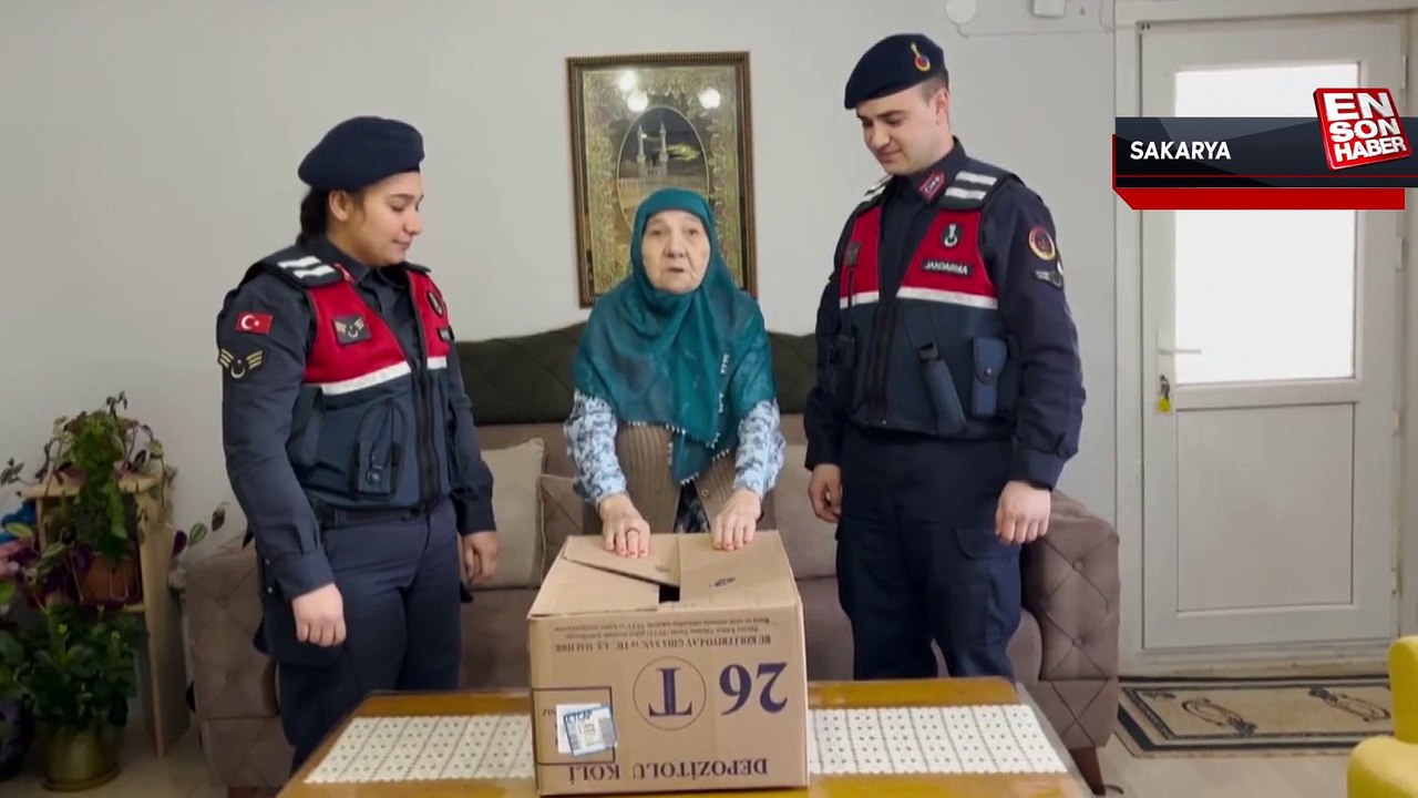 Sakaryalı nineden Bayburt'ta görev yapan Mehmetçiğe çorap hediyesi