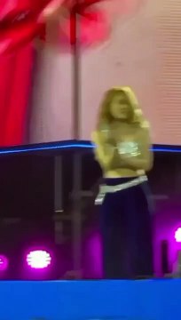 Hành động tinh tế của Mỹ Tâm và Thuỳ Tiên lần đầu đứng chung sân khấu