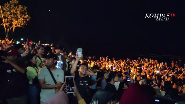 Ribuan Wisatawan Rayakan Pergantian Tahun Di Pantai Kuta & GWK