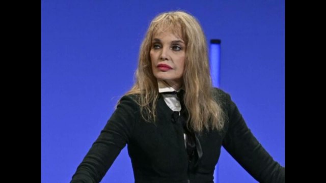 Arielle Dombasle souhaite ses voeux de manière très surprenante