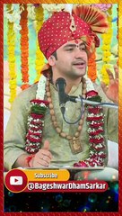 बागेश्वर महाराज जी के दर्शन करते हुए