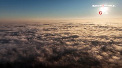 İstanbul’da sis bulutlarının içinden çıkan uçaklar böyle görüntülendi