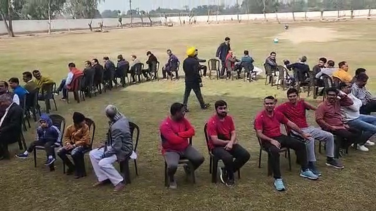 In the race to get the chair, someone fell and someone was careful, children's smiles blossomed on their faces