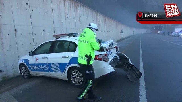 Bartın'da buzlanan yolda kayan otomobil polis aracına çarptı