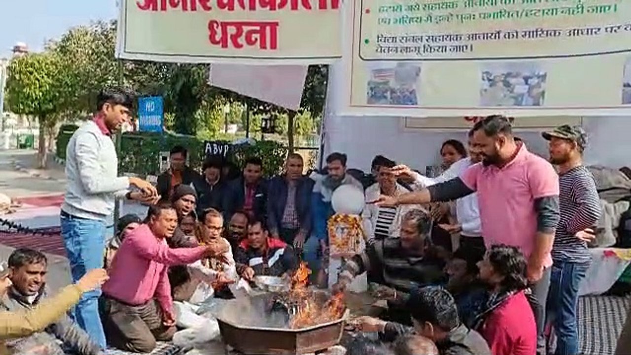 कड़ाके की सर्दी में डटे अभ्यर्थी बोले— गेस्ट फै...