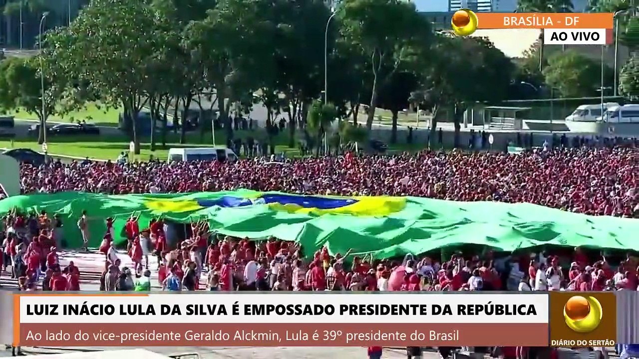Conheça as pessoas que subiram a rampa do Planalto e entregaram faixa ao presidente Lula