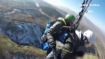 Yerden 350 metre yükseklikte top sektirdiği anları kaydetti
