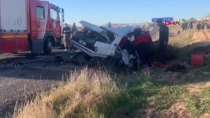 ŞANLIURFA'DA 2 OTOMOBİLİN ÇARPIŞTIĞI KAZADA ANNE- BABA VE 4 YAŞINDAKİ KIZLARI ÖLDÜ