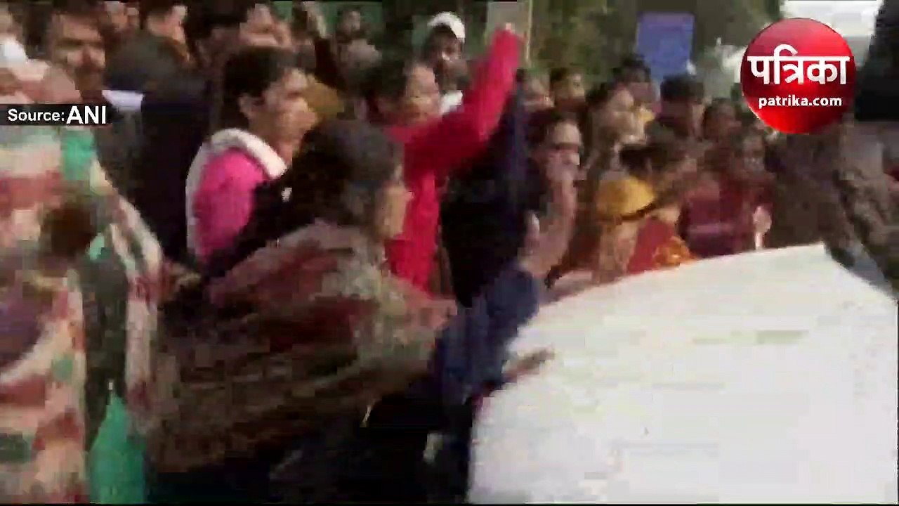 VIdeo : महिला को कार से घसीटकर हत्या मामले में लोगों का फूटा गुस्सा, थाने के बाहर डिप्टी स्पीकर की गाड़ी में तोड़फोड