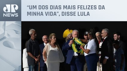 Lula recebeu faixa presidencial de representantes da sociedade civil