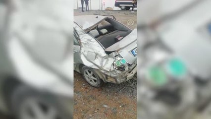 Takla atan otomobildeki 5 kişi yaralandı