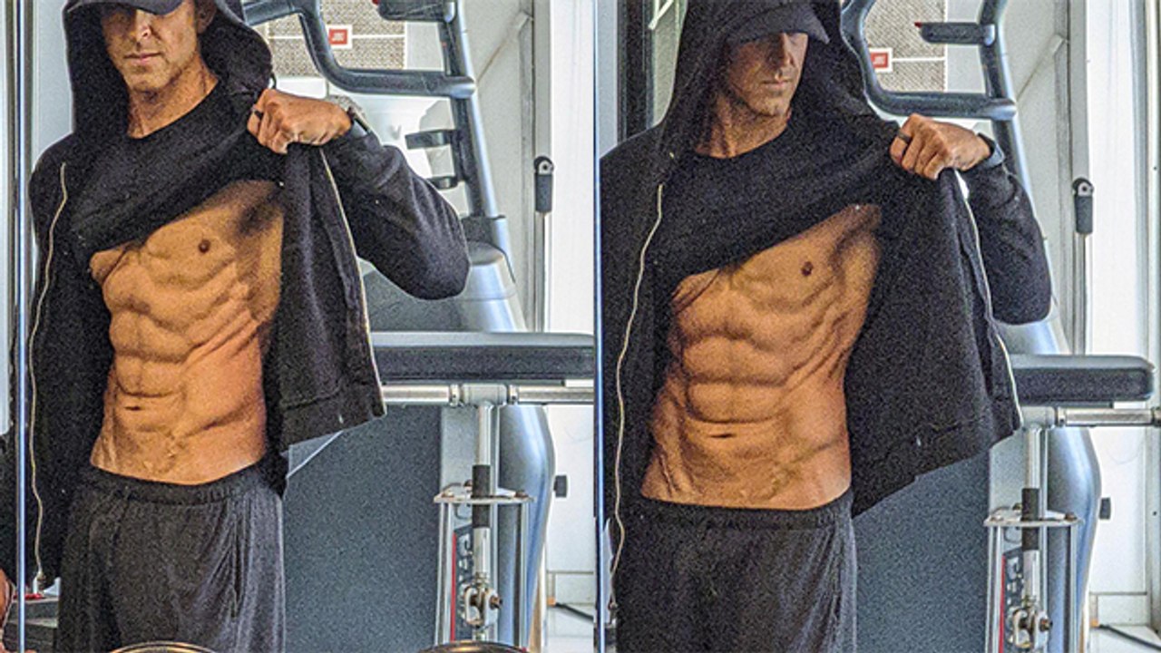 Hrithik Roshan ने 48 Age में Six Pack Abs दिखाय...